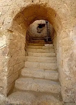 Passage vers la crypte.