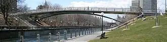 La passerelle Corktown en direction du nord
