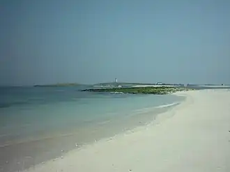 En arrière-plan l'île de Penfret et son phare.
