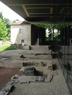 Vestiges à l'extérieur du musée.