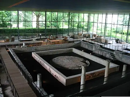 Vue de l'intérieur du musée et de la domus.