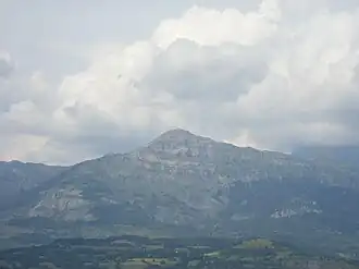 Vue du pic Queyrel depuis le golf de Gap-Bayard au sud-ouest.