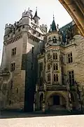 Cour intérieure : le donjon et l'escalier à vis.