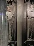 Photographie de deux autres statues, tournées l'une vers l'autre.