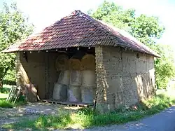 Grange en pisé typique des Terres froides à Chassignieu
