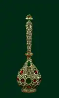 Pot couvert d'émeraudes, de rubis, de diamants et de perles. Probablement utilisé pour servir du vin.