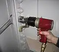 Clé à choc, outil pneumatique qui permet le serrage des boulons.