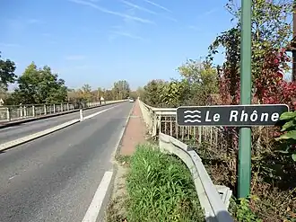 Vue de la RD 61 au pont de Jons, photographiée depuis la rive gauche du Rhône, à Jons.