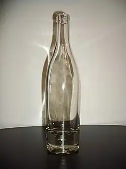 Un pot lyonnais, bouteille à fond épaissi d'une contenance de 46 cl.