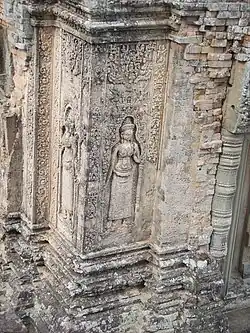 Devata. Relief. Décor extérieur (stuc sur brique ?)[2]