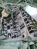 Moteur V8 culbuté : l'unique arbre à cames (au centre en bas) active les 16 soupapes du moteur.
