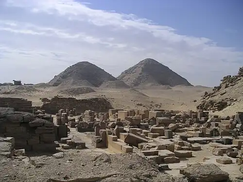 Vue depuis le temple funéraire de Sahourê des pyramides de Niouserrê et Néferirkarê