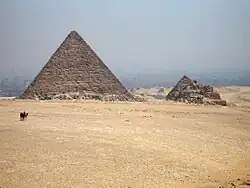 Face ouest de la pyramide de Mykérinos.