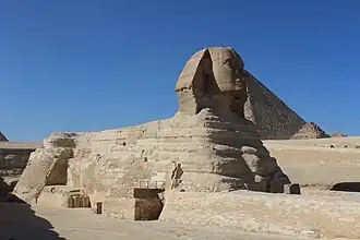 Le Sphinx côté sud dont les maçonneries révèlent cinq campagnes de restauration majeures depuis Thoutmôsis&nbsp;IV (-1400, -600, -30, 1925 et 1980)[34].