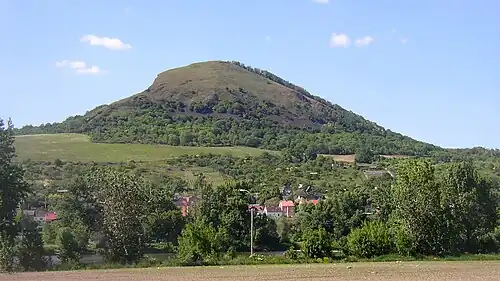 Le mont Radobýl (399 m), au nord-est de la commune.