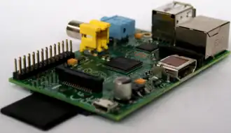 Le connecteur GPIO (broches) à gauche, sur un Raspberry Pi