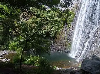 Le bassin du pied de la cascade.