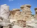 Vestiges de piliers et colonnes.