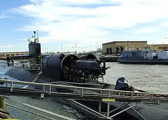 Un sous-marin de poche SEAL Delivery Vehicle, servant à engager des plongeurs des SEAL, en chargement dans la valise sèche du sous-marin américain USS&nbsp;Dallas&nbsp;(SSN-700), équipé en bâtiment base de plongeur