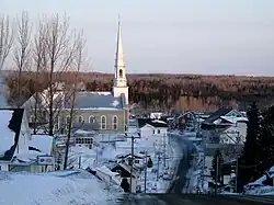 La rue Principale dans le village de Saint-Hubert-de-Rivière-du-Loup.