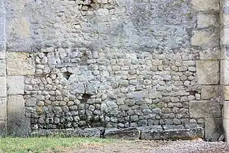 Vestiges de l'édifice pré-roman.