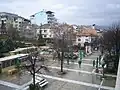 Une place du centre-ville lors d'une journée pluvieuse de décembre.