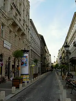 Vue de la rue Sac utca dans sa longueur.