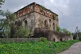 La synagogue de Sataniv, classée[4], l'une des plus vieilles d'Ukraine.