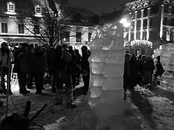 Sculpteur sur glace en action, lors de Montréal en lumière, en mars 2014.