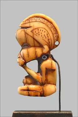 Pendentif en ivoire du XIXe&nbsp;siècle[3].