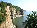Les falaises sur la rive est de l'île Barnmarsh.