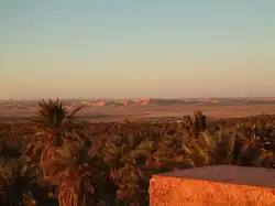 Timimoun, l'oasis, la sebkha et les premiers cordons dunaires du Grand Erg Occidental à la tombée du jour.