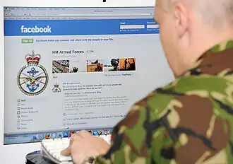 Un militaire accède à la page Facebook des Forces armées britanniques à l'aide d'un ordinateur de bureau en 2011.