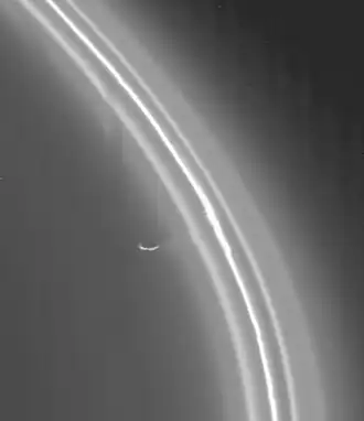 Vue du satellite berger Prométhée présentant un transfert de matière de l'anneau F à celui-ci.