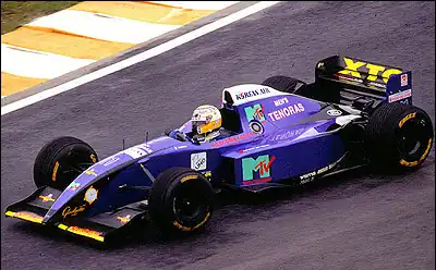 Photo d'une monoplace violette en piste