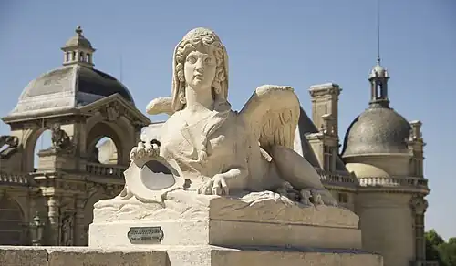 Sphinge du château de Chantilly, par Antoine Watrinelle d'après Nicolas Coustou. Léopoldine Hugo en sphinge, maison Vacquerie de Villequier (musée Victor-Hugo).