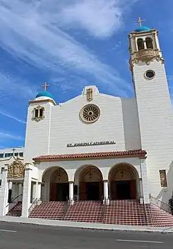 Façade de la cathédrale Saint-Joseph.