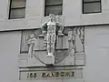 Les figures héroïques de Stackpole ont été sculptées sur place avec un échafaudage placé au-dessus de l'entrée de la tour de la Bourse[42]