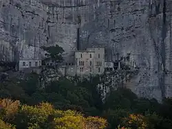Le monastère situé sur la plateforme, à droite de la grotte.