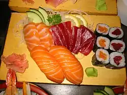 Sashimis de thon rouge et saumon, maki sushi, et wasabi