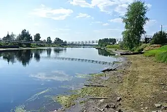 Pont suspendu entre les îles.