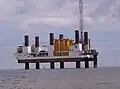 TIV Resolution se positionnant en mer pour installer une éolienne.
