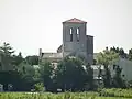 L’imposant clocher de l'église domine le village.