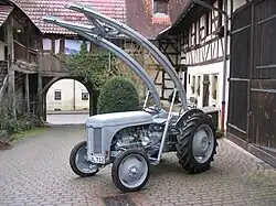 Ferguson TEA 20 avec chargeur Ferguson. Sa forme particulière lui a valu en Angleterre son surnom : "Banana loader" (Chargeur banane)