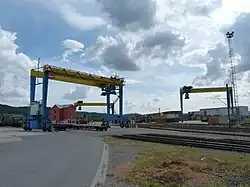 Deux portiques dans une zone logistique.