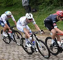 Tim Merlier avec sa tunique de champion d'Europe sur Paris-Roubaix 2025.