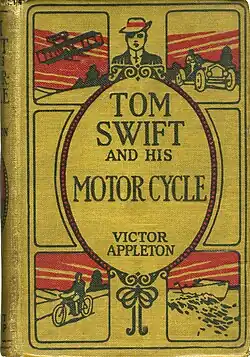 Couverture de livre montrant le titre, et l'auteur « Victor Appleton ». Le titre est surmonté par le dessin d'un garçon avec un chapeau aux bords recourbés. Autour du titre se trouve des images montrant un avion, une voiture, un bateau et une moto.