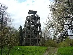 Tour de bois au sommet du mont Saint-Rigaud