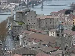 Vue du musée-château de Tournon et des deux ponts suspendus en service.