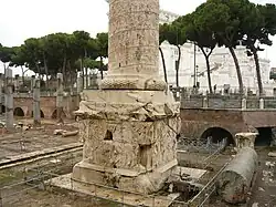 Piédestal de la colonne Trajane.
